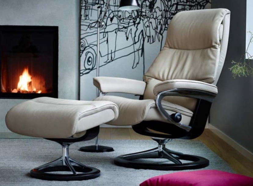 Кресло-реклайнер с пуфом  Stressless View(M) Signature
